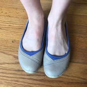 Grey silver periwinkle leather flat by Ecco in 7.5